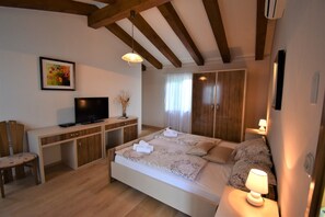 5 chambres, lit parapluie, Wi-Fi, draps fournis