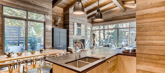 184 W Meadow Drive, Vail Village Ultra-Luxury Home - Hot Tub, Ski Storage Next to Gondola 1