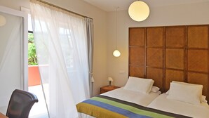 A hotel room with a bed, a nightstand, a chair, and a window with curtains. - Casa Mozart Hotel Boutique (Las Palmas de Gran Canaria)