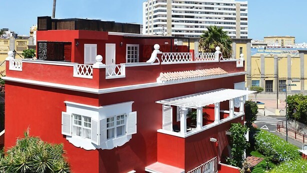A red and white two-story building with balconies, a small garden, and a pool. - Casa Mozart Hotel Boutique (Las Palmas de Gran Canaria)