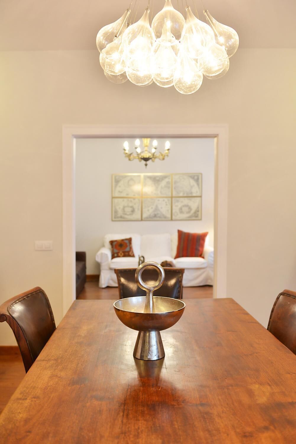 Refrigerador em uma área comum, micro-ondas em uma área comum