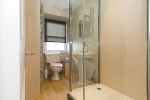 Ensemble douche/baignoire, sèche-cheveux