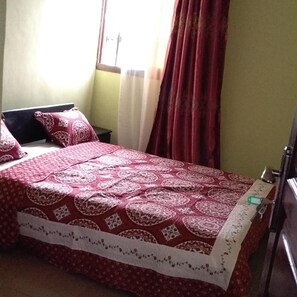 Apartemen Comfort, 2 kamar tidur | 2 kamar tidur, setrika/meja setrika, dan seprai linen