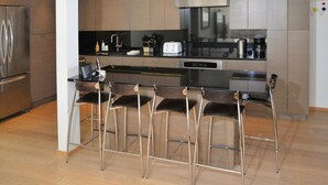 Casa | Cocina privada | Cafetera y tetera, refrigerador, microondas y parrilla de estufa 