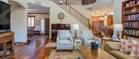 Smart TV, chimenea, futbolito y libros