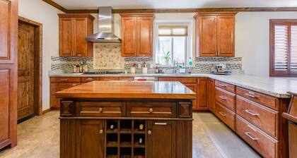 Relájese en casa con Htd. Piscina + Jacuzzi, Putting Green, Bañera de hidromasaje + Ducha de vapor