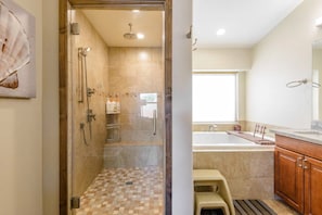 Combined shower/tub, jetted tub, hair dryer, towels