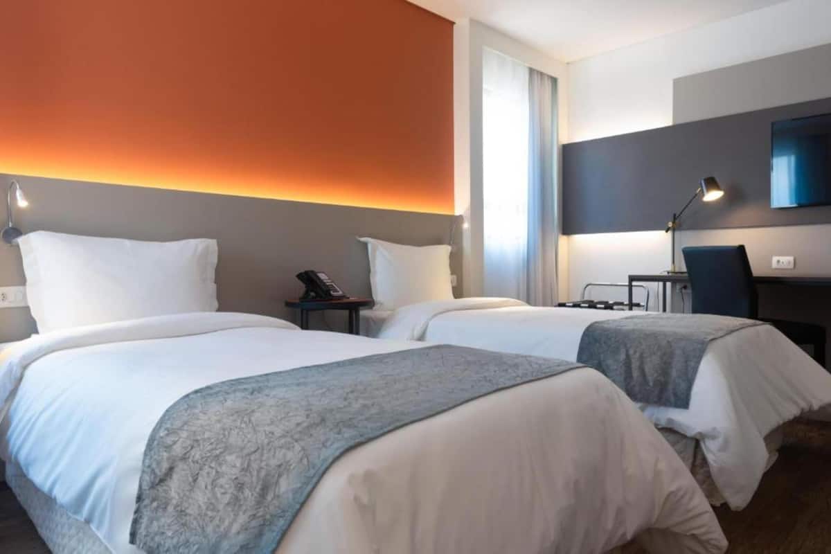 Minibar, két bảo mật tại phòng, bàn