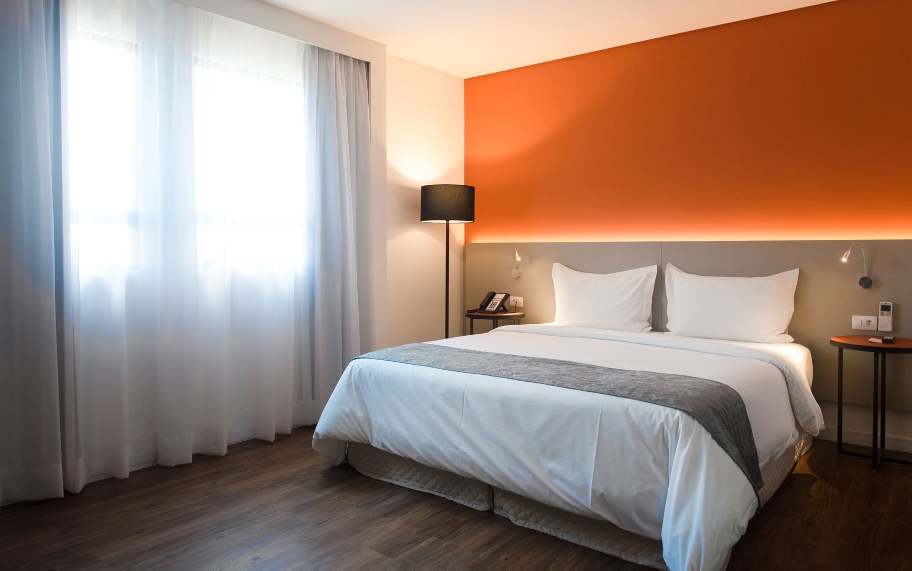 Minibar, két bảo mật tại phòng, bàn 