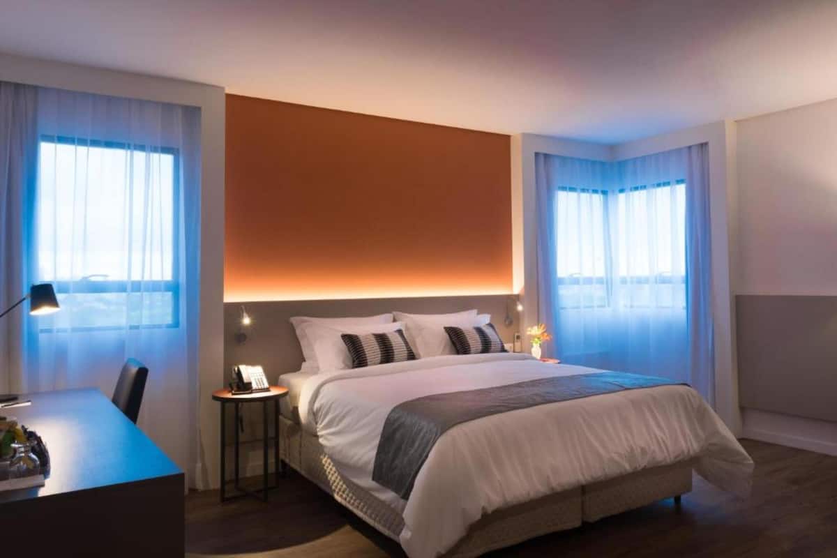 Minibar, két bảo mật tại phòng, bàn