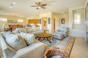 A spacious living room with a sofa set, a coffee table, and a patterned rug. - Duna La Quinta #2 - Fairway Home - Pet Friendly (La Quinta)