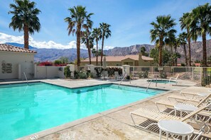 A swimming pool with lounge chairs and palm trees, surrounded by mountains. - Duna La Quinta #2 - Fairway Home - Pet Friendly (La Quinta)