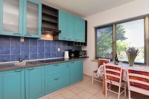 Fridge, stovetop, coffee/tea maker, cookware/dishes/utensils