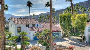 A residential area with white houses, red-tiled roofs, and palm trees. - Tennis Villa - TV005 - Beautiful Mountain Views (La Quinta)