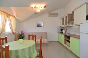 Dining - Apartment 31/41 (Istria - Valbandon), 600m from the beach (Valbandon)