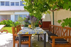 Outdoor dining - Apartment 31/41 (Istria - Valbandon), 600m from the beach (Valbandon)