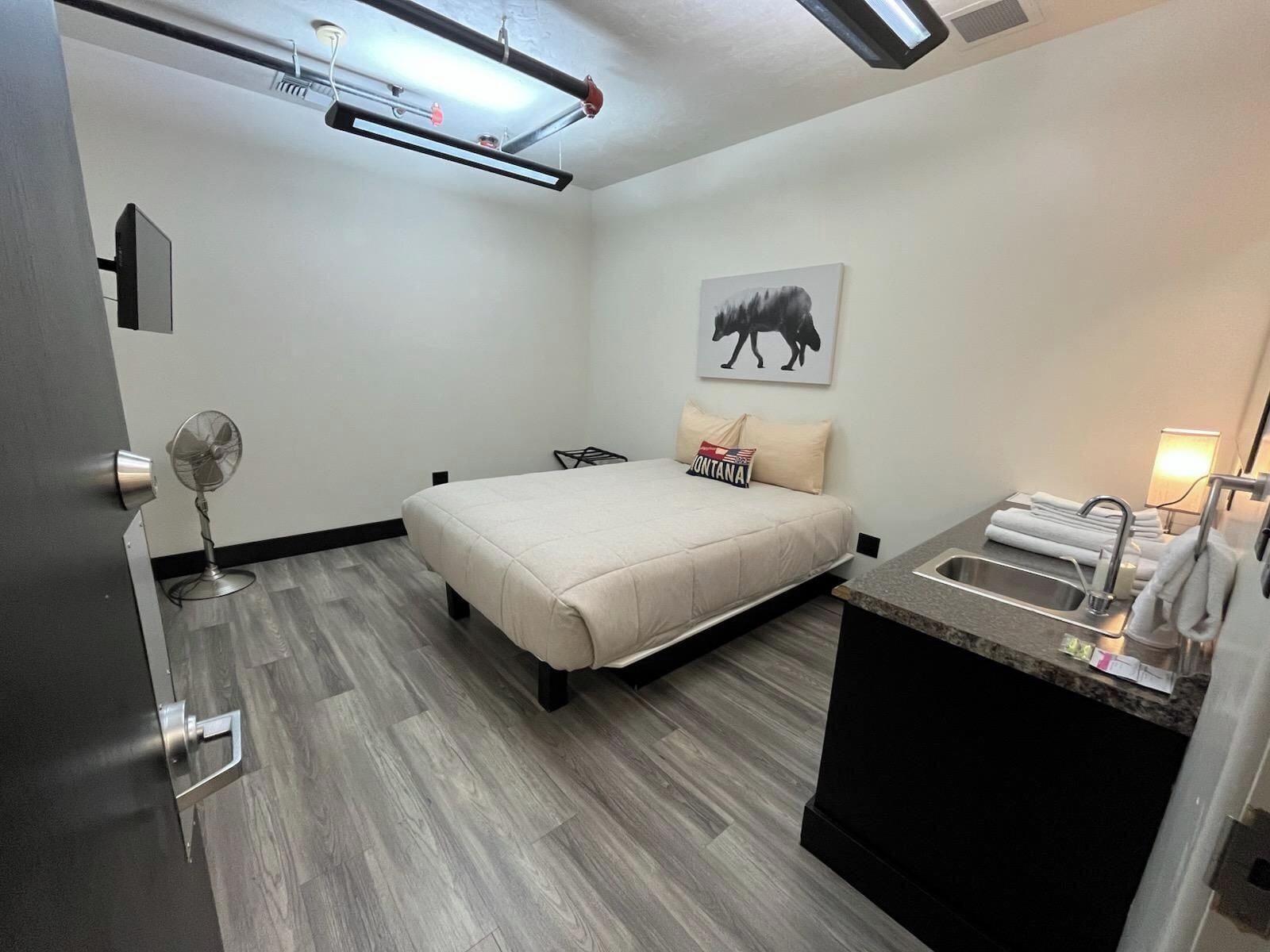 Standaard kamer, 1 queensize bed, op benedenverdieping | Luxe beddengoed, Tempur Pedic-bedden, een strijkplank/strijkijzer, wifi