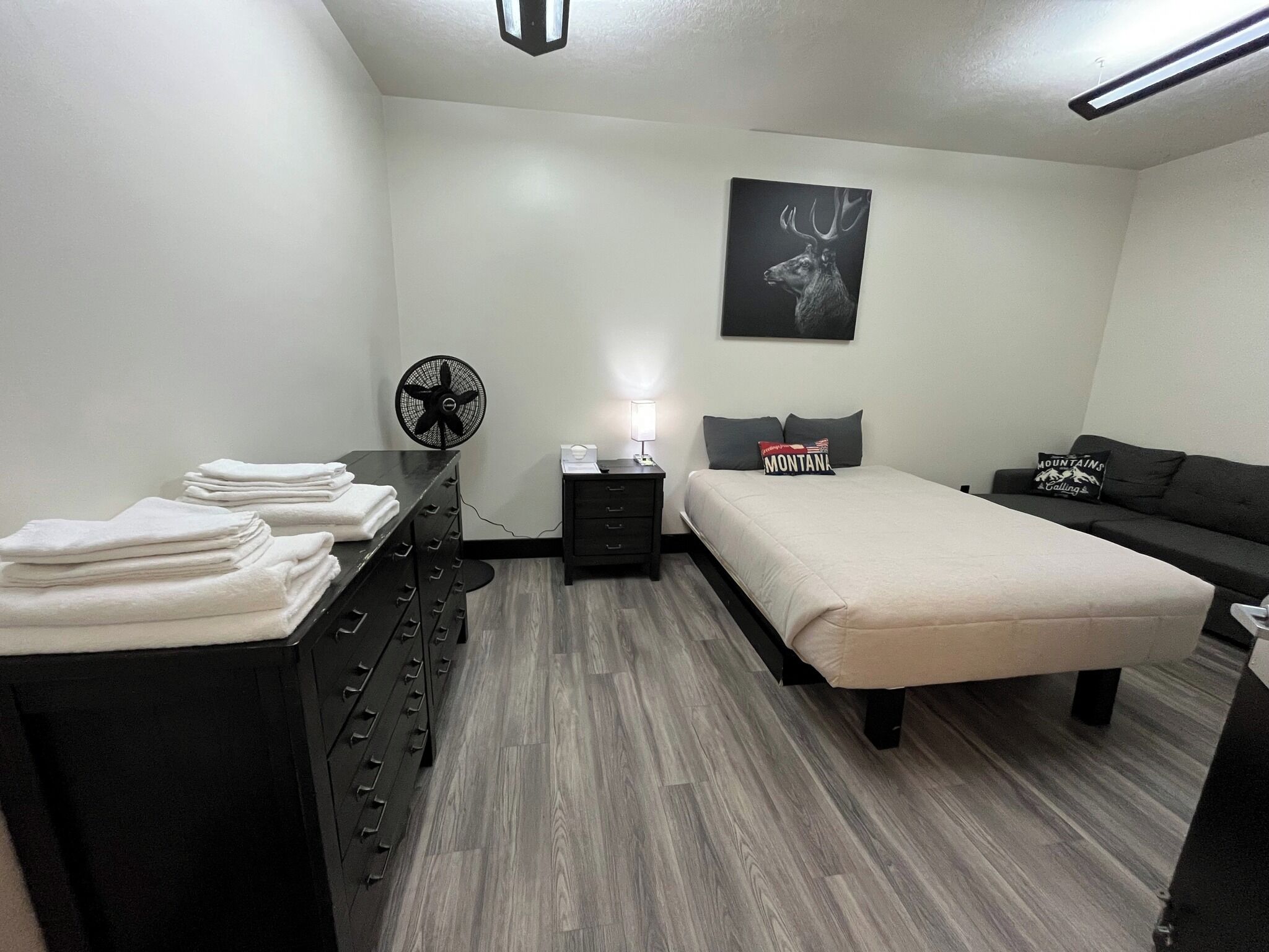 Eenvoudige kamer, 1 queensize bed met slaapbank, niet-roken, gemeenschappelijke badkamer | Luxe beddengoed, Tempur Pedic-bedden, een strijkplank/strijkijzer, wifi