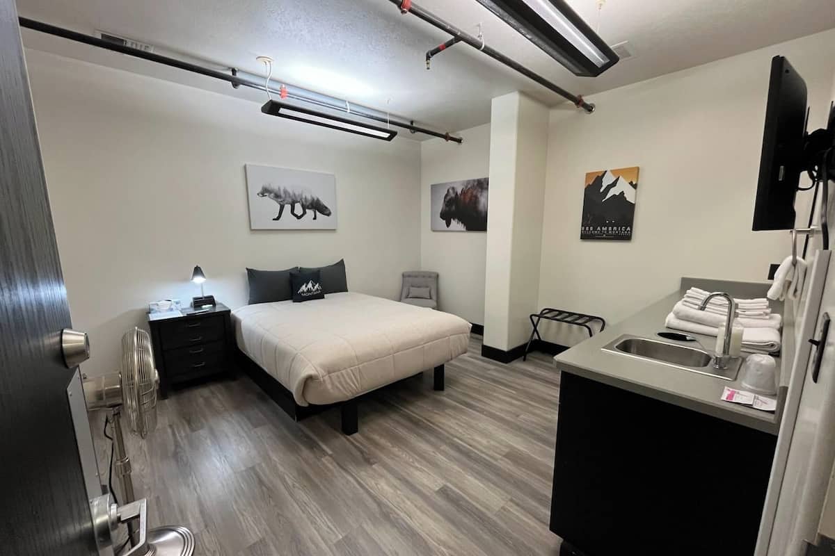 Deluxe Room, 1 Queen Bed, Non Smoking, Shared Bathroom | Premium bedding, Tempur-Pedic beds, iron/ironing board (on request)