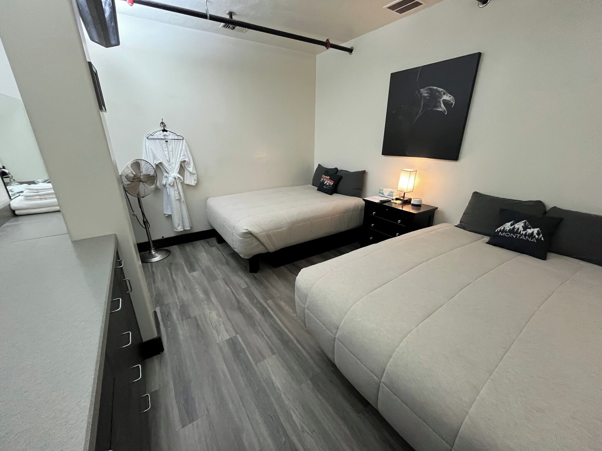 Standaard tweepersoonskamer, 2 queensize bedden, niet-roken, op benedenverdieping | Luxe beddengoed, Tempur Pedic-bedden, een strijkplank/strijkijzer, wifi