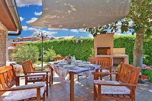 Outdoor dining - Apartment 38/285 (Istria - Valbandon), 750m from the beach (Valbandon)