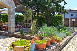 Outdoor dining - Apartment 38/285 (Istria - Valbandon), 750m from the beach (Valbandon)