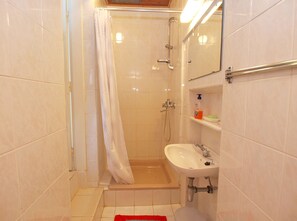 Shower - Apartment 41/10464 (Istria - Stinjan), 700m from the beach (Stinjan)