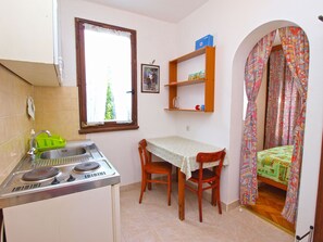Fridge, stovetop, cookware/dishes/utensils - Apartment 41/10464 (Istria - Stinjan), 700m from the beach (Stinjan)