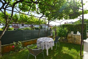 Outdoor dining - Apartment 41/23324 (Istria - Stinjan), 700m from the beach (Stinjan)