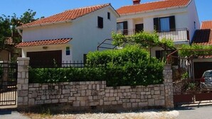 A two-story house with a stone wall and a red-tiled roof. - Apartment 41/23324 (Istria - Stinjan), 700m from the beach (Stinjan)