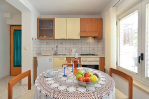 Fridge, oven, stovetop, coffee/tea maker