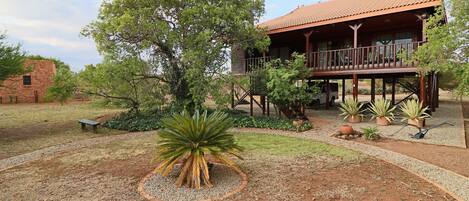 Deluxe House | Front of property