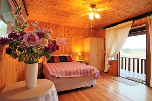 Ropa de cama de alta calidad, minibar y decoración personalizada