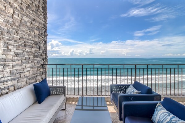 Property grounds - Luxury family-friendly beachfront condo with stunning views, pool & beach access (Jaco)