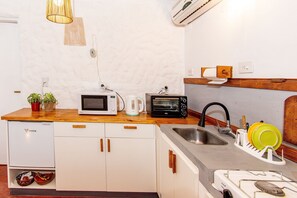 Fridge, microwave, oven, coffee/tea maker