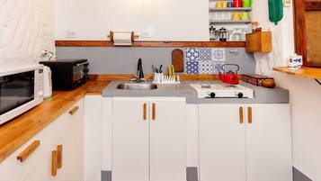 Geladeira, micro-ondas, fogão, cafeteira/chaleira