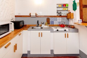 Kühlschrank, Mikrowelle, Ofen, Wasserkocher mit Kaffee-/Teezubehör