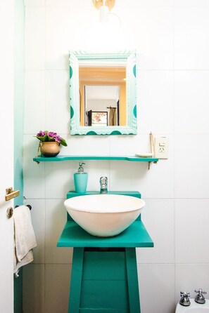 Een haardroger, handdoeken