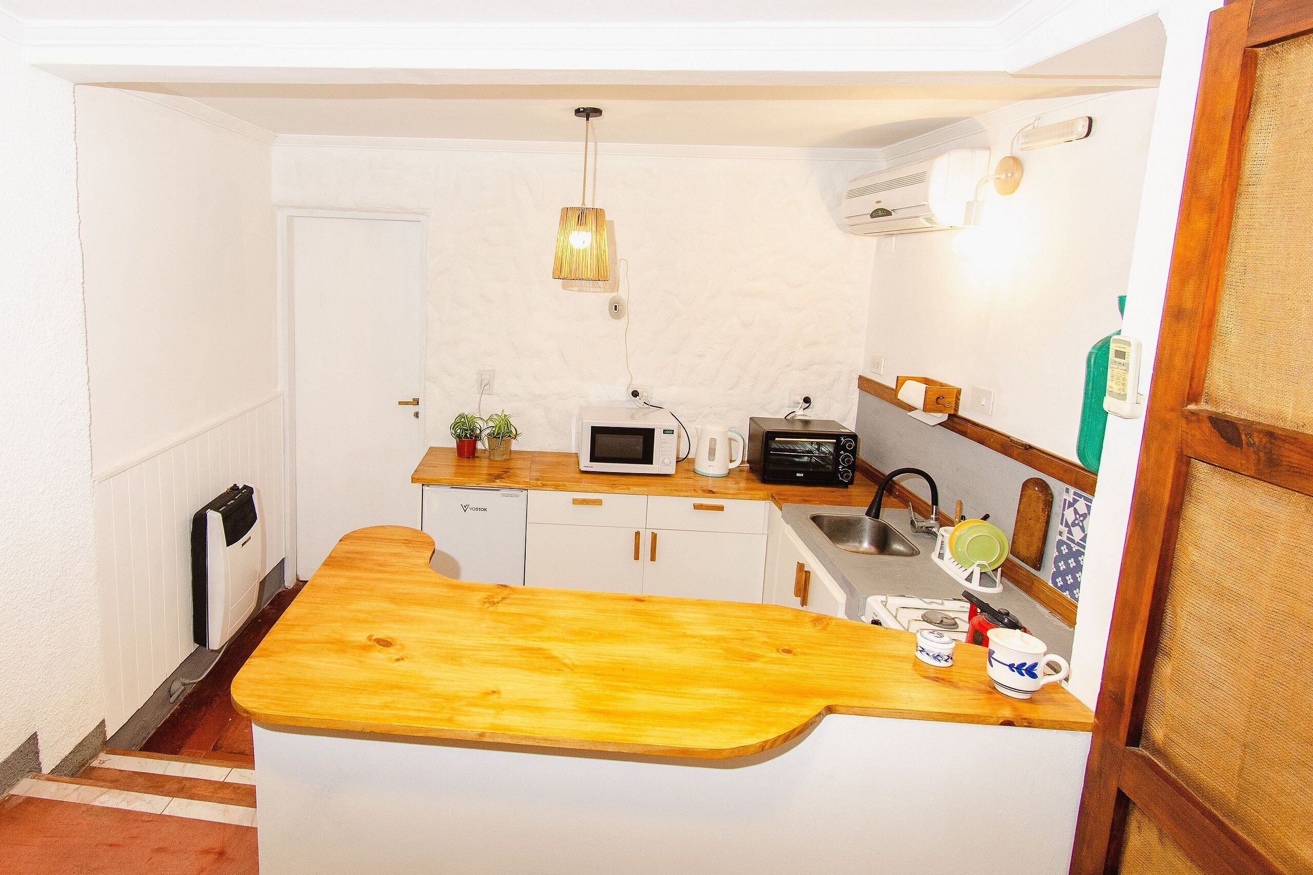 Refrigerador, microondas, horno y cafetera y tetera 