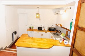 ثلاجة، ميكروويف، فرن، ماكينة لصنع القهوة/الشاي