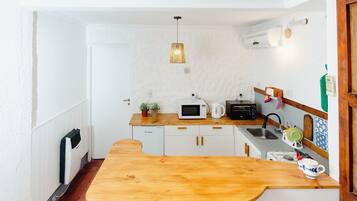 Kjøleskap, mikrobølgeovn, ovn og kaffetrakter/tekoker