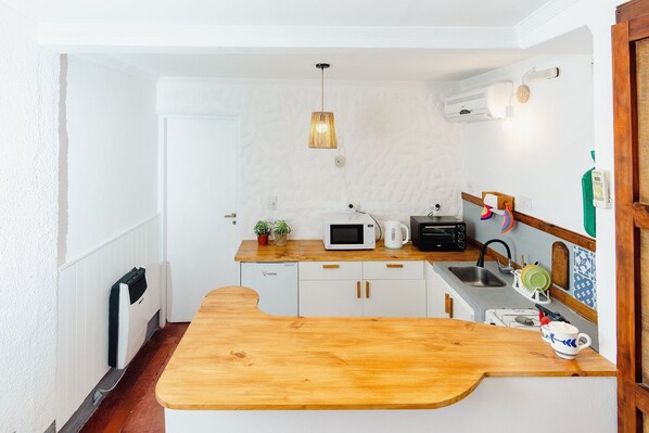 Fridge, microwave, oven, coffee/tea maker