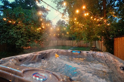 Beautiful Home with Hot Tub By Whyte, Hospital and University of Alberta -U of A