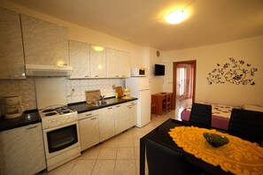 Fridge, microwave, oven, stovetop - Apartment 63/93 (Istria - Pula), 750m from the beach (Pula)