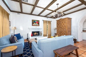 Smart TV, fireplace