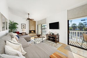 Smart TV, fireplace