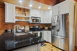 Réfrigérateur, four à micro-ondes, un four, surface de cuisson