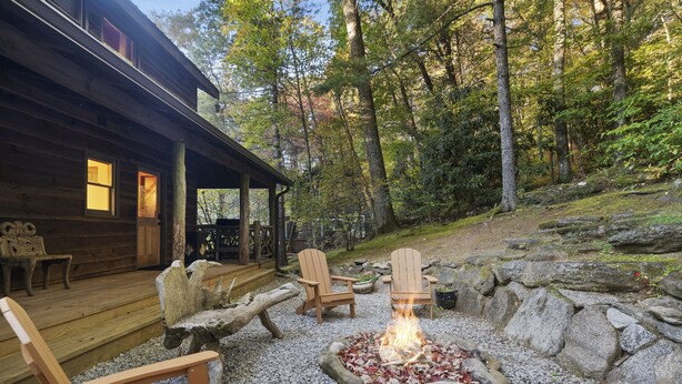 A cabin with a deck, outdoor seating, and a fire pit. - Callie's Cabin on the Creek: 3BR w/ Firepit, Dock & Canoe | Pet Friendly (Highlands)
