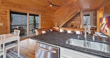 Callie's Cabin on the creek w/ Dock Access & Firepit