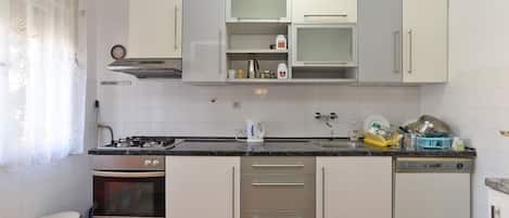 Kühlschrank, Mikrowelle, Ofen, Herdplatte